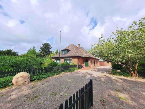 Sicht von der Straße - Großzügiges EFH samt liebevoll angelegtem, gepflegten Grundstück in Behrendorf