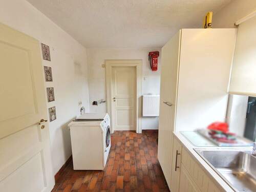 HWR mit Blick auf Heizungsraum und links WC - 