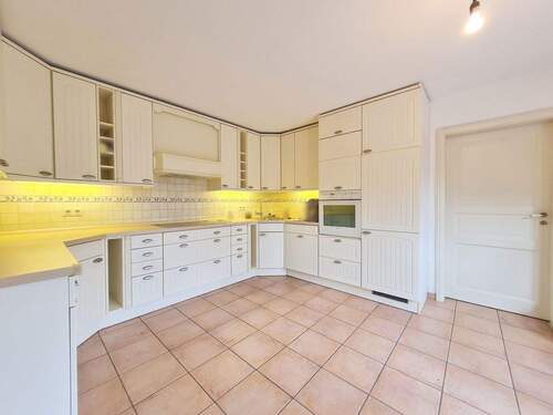 Lichtdurchflutete Küche - 