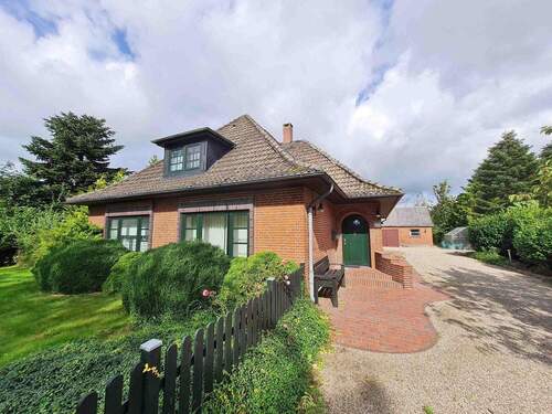 Blick auf die vordere Hauseingangstür - 6 Zimmer Einfamilienhaus zum Kaufen in Behrendorf