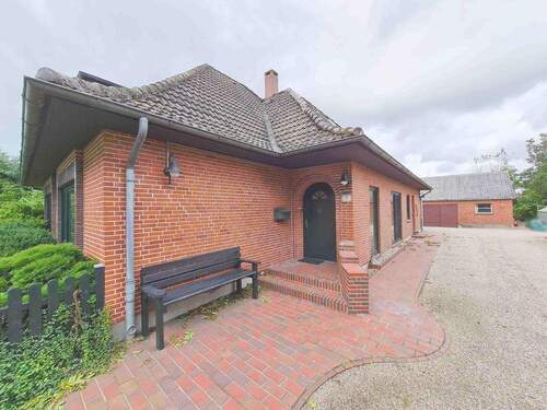 Mit Klönschnackbank vor der Eingangstür - 6 Zimmer Einfamilienhaus in Behrendorf