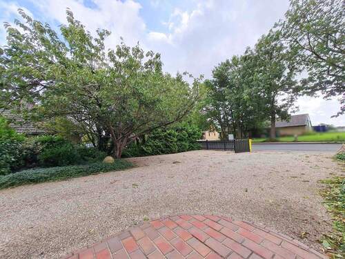 Blick von der Bank auf die Auffahrt - Einfamilienhaus mit 115,00 m² in Behrendorf zum Kaufen