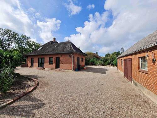 Seitlicher Blick auf den Schuppen und den HWR Eingang - 