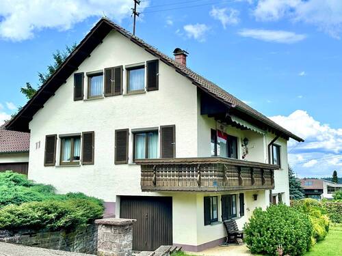 Ansicht mit Balkon - 6 Zimmer Einfamilienhaus zum Kaufen in Dornhan