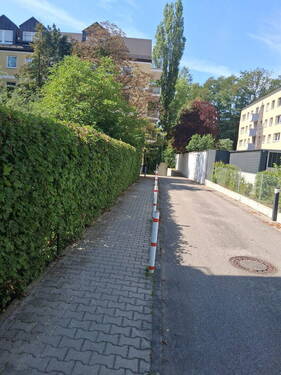 Zufahrtsweg zu Haus und Garage - 