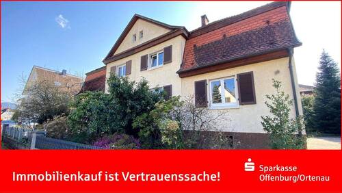 Gebäudeansicht - Oberkirch - Familienfreundlich & rentabel: Doppelhaushälfte mit 2 Mietwohnungen!