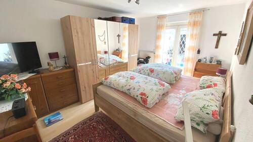 Schlafzimmer im Erdgeschoss mit Zugang zur Terrasse - Doppelhaushälfte mit 153,50 m&sup2; in Oberkirch zum Kaufen