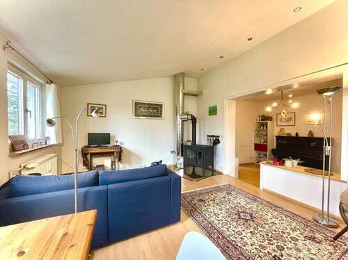 Titelbild Wohnzimmer - Wie eine Doppelhaushälfte, nur horizontal geteilt: 4-Zimmer-Wohnung mit großem Garten und Keller