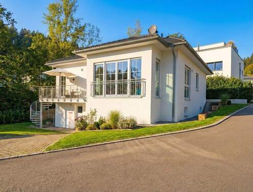 Außenansicht - Exklusives Haus mit eingezäuntem Garten, Wellness-Bad und effizienter Raumaufteilung