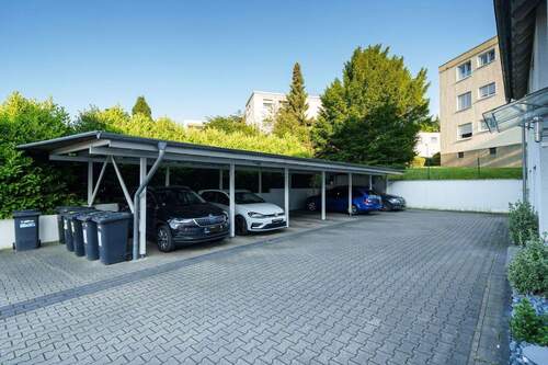 Hof mit Carports - 