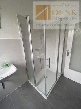 Tageslichtbad mit Eckdusche - 3 Zimmer Etagenwohnung in Kitzingen