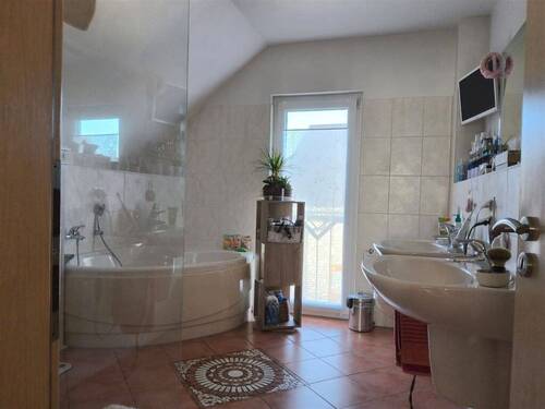 Bad mit Wanne und Dusche - 