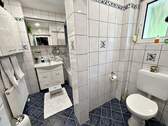 Badezimmer mit Toilettenbereich - 