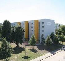 2-Raum Wohnung mit Aufzug, Balkon und Bad mit Wanne! - Oschersleben