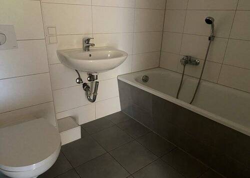 Bad mit Wanne - 2 Zimmer Etagenwohnung zur Miete in Oschersleben