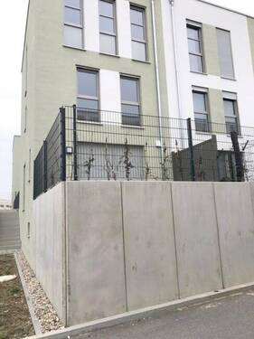 Ansicht mit Garten - So gut wie neu, auf hohem Niveau: Chices Reihenendhaus, unterkellert, mit 2 TG-Stellplätzen, etc.