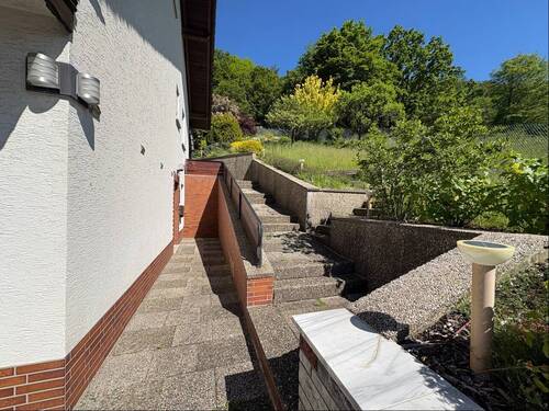 Aufgang - Einfamilienhaus mit 175,00 m&sup2; in Dillenburg zum Kaufen