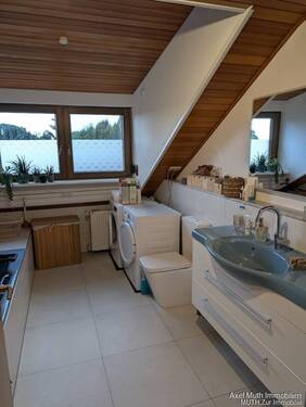 helles Tageslichtbad mit Wanne und Dusche - 