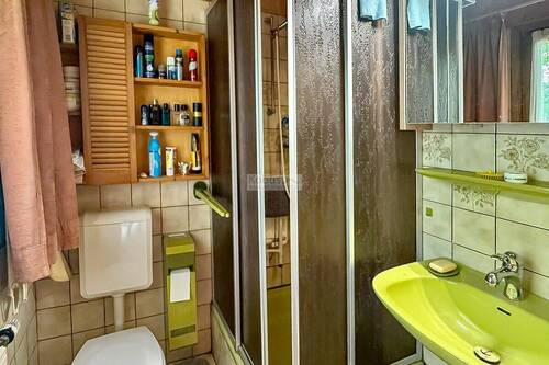 Bad mit Dusche - 