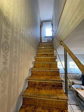 Treppe zum oberen Bereich (Weitwinkelaufnahme) - 