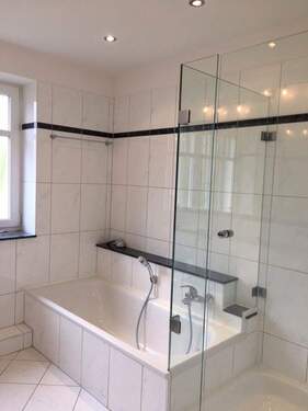 Badezimmer mit Wanne u. Dusche - 