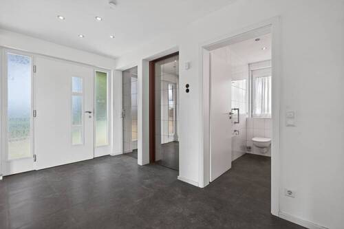 Diele mit Badezimmertüre und Zugang zu OG und UG - 