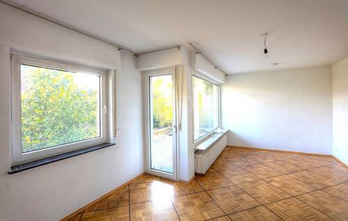 Wohnzimmer mit Zugang zur Terrasse - 7 Zimmer Mehrfamilienhaus, Wohnhaus in Hofheim am Taunus