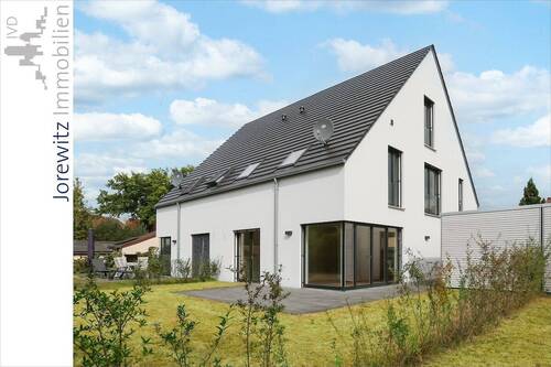 001 - Gartenansicht - Top-Modern & KfW-Effizienzhaus 55: Erstbezug Doppelhaushälfte mit Carport in Bi-Senne