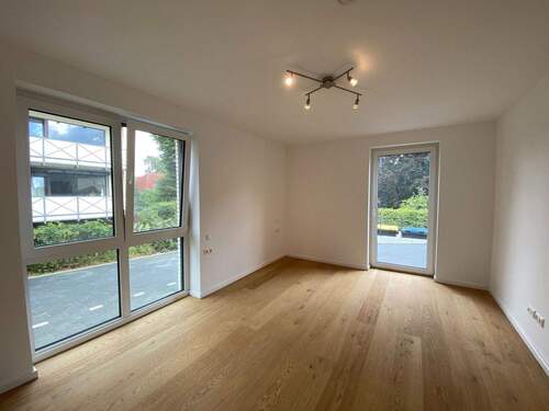 mit 2 großen bodentiefen Fenstern - 