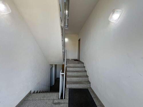 Im Treppenhaus - Etagenwohnung mit 75,00 m&sup2; in Dresden zum Kaufen