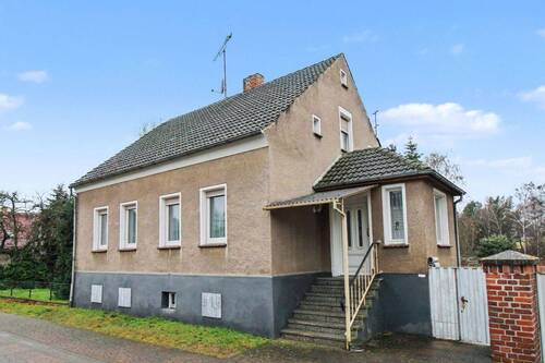 Objektansicht straßenseitig - Bezugsfrei: Sanierungsbedürftiges Einfamilienhaus mit 4,5 Zimmer und großem Garten