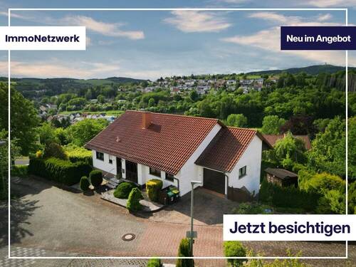 Titelbild - Großzügiges Einfamilienhaus in Marpingen mit Einliegeroption, Garage und Garten und Panoramaaussicht