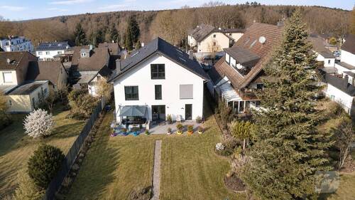 Hausansicht - 7 Zimmer Mehrfamilienhaus, Wohnhaus zum Kaufen in Solingen