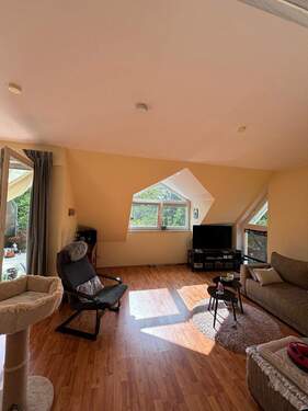 Wohnzimmer.jpg - Sonnige 2-Zimmer-WE Eigentumswohnung Spandau ruhige Lage Maisonette DG