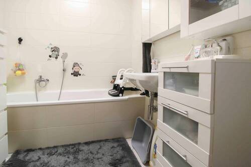 Badezimmer mit Badewanne - 