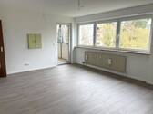 Wohnzimmer mit Loggia-Zugang - Etagenwohnung mit 92,00 m&sup2; in Spardorf zur Miete