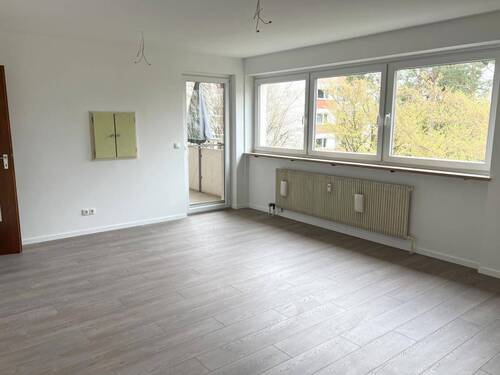 Wohnzimmer mit Loggia-Zugang - Etagenwohnung mit 92,00 m&sup2; in Spardorf zur Miete