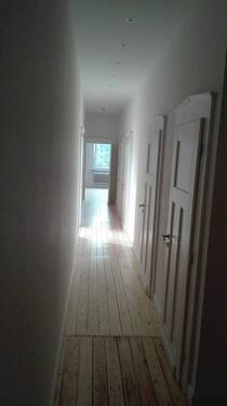 Flurblick nach Eingangstür - Altbau am Wedekindplatz mit mega Balkon & Einbauküchenzeile, ideal zu zweit