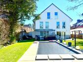 Hausansicht mit Garten - 