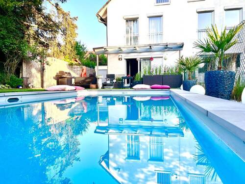 Hausansicht mit Pool - **Exklusive Doppelhaushälfte in Top-Lage mit eigenem Pool**