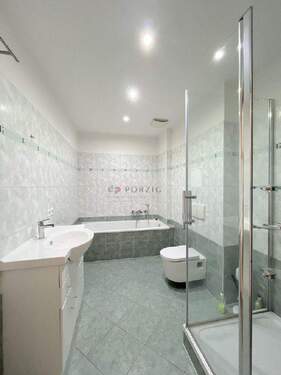 Bad mit Dusche und Wanne - 