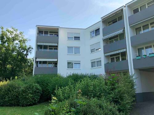 Rückansicht Gebäude, weißer Anstrich, graue Balkone - Passende Mieter für eine gemütliche 3-Zimmer-Wohnung n Mannheim gesucht!