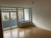 Wohnzimmer mit Zugang zum Balkon - 3 Zimmer Etagenwohnung in Mannheim