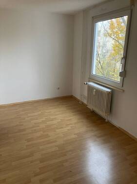 Zimmer mit Fenster, PVC in Laminatoptik - 