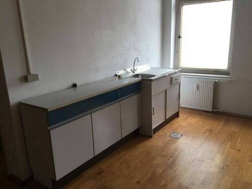 Kleinküche mit Möbeln - 