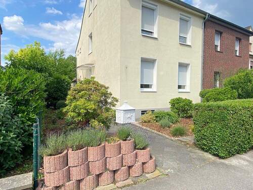Straßenansicht Hausfront - 7 Zimmer Doppelhaushälfte zum Kaufen in Mönchengladbach