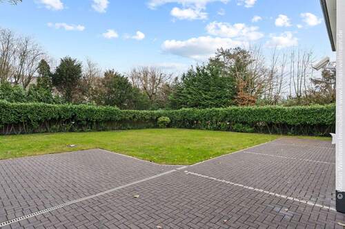 Terrasse und Garten hinter dem Haus. - 