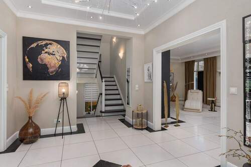 Eingangsdiele (22,68m²) mit Blick auf die Treppenanlage und ... - 9 Zimmer Einfamilienhaus in Bremen