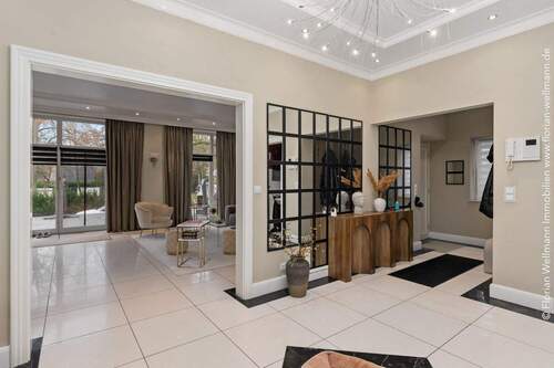 ... direktem Zugang zu zwei großzügigen Wohnbereichen. - Einfamilienhaus mit 426,10 m&sup2; in Bremen zum Kaufen