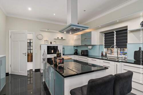 Kochinsel mit Esstresen. - 